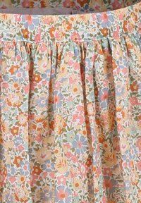 Bloemenkatoenen rok met een pastelkleurenpalet, voorzien van roze, oranje en blauwe bloemen op een lichte achtergrond, licht gatherend bij de taille.