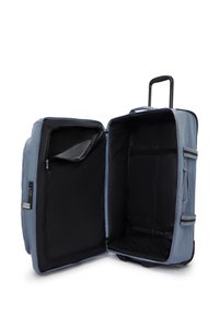 Maleta de tela azul con un mango retráctil, parcialmente abierta para revelar un interior negro, que cuenta con bolsillos y correas para una mejor organización.