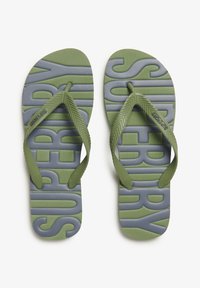 Grønne og grå gummiflip-flops med teksturerede indlægssåler, der har et forhøjet "SUPERDRY" logo og slidstærke remme.