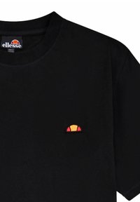 Czarna bawełniana koszulka z krótkim rękawem z małym, haftowanym logo w kolorach czerwonym, żółtym i pomarańczowym na lewej piersi. Okrągły dekolt.