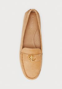 Suede loaferji v tan barvi, z zlatim logotipom "RL" spredaj. Okrogla konica, šivani detajli, z perforiranim podplatom za udobje.