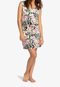 Blumenkleid in Schwarz mit rosa und grünen Blattmustern, tailliert mit Kordelzug, ärmellos und knielang.