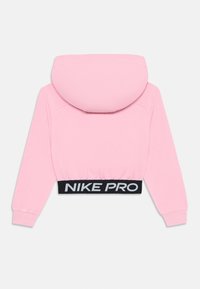 Haut de survêtement rose court avec des manches longues, capuche attachée et ceinture élastique noire affichant le texte "NIKE PRO" en gris.