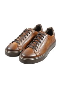 Braune Ledersneaker mit glatter Oberfläche, runder Zehenpartie, braunen Schnürsenkeln und grauer Gummisohle. Minimalistisches Design mit dezenten Nahtdetails.