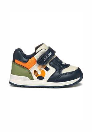 Sneaker til småbørn med marineblå, orange, grønne og hvide paneler, med en velcrorem mærket "GEOX" og et mønstret sidelayout.