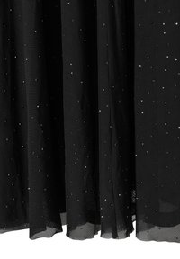 Zwarte doorschijnende stof met verspreide zilveren pailletten, met een vloeiend ontwerp en een zachte, gestructureerde afwerking. De randen hebben een delicate zoom.