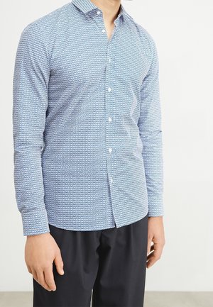 Blauwe gestippelde overhemd met lange mouwen, voorzien van een button-down kraag, een geometrisch design en een slanke pasvorm. De stof lijkt soepel en lichtgewicht te zijn.