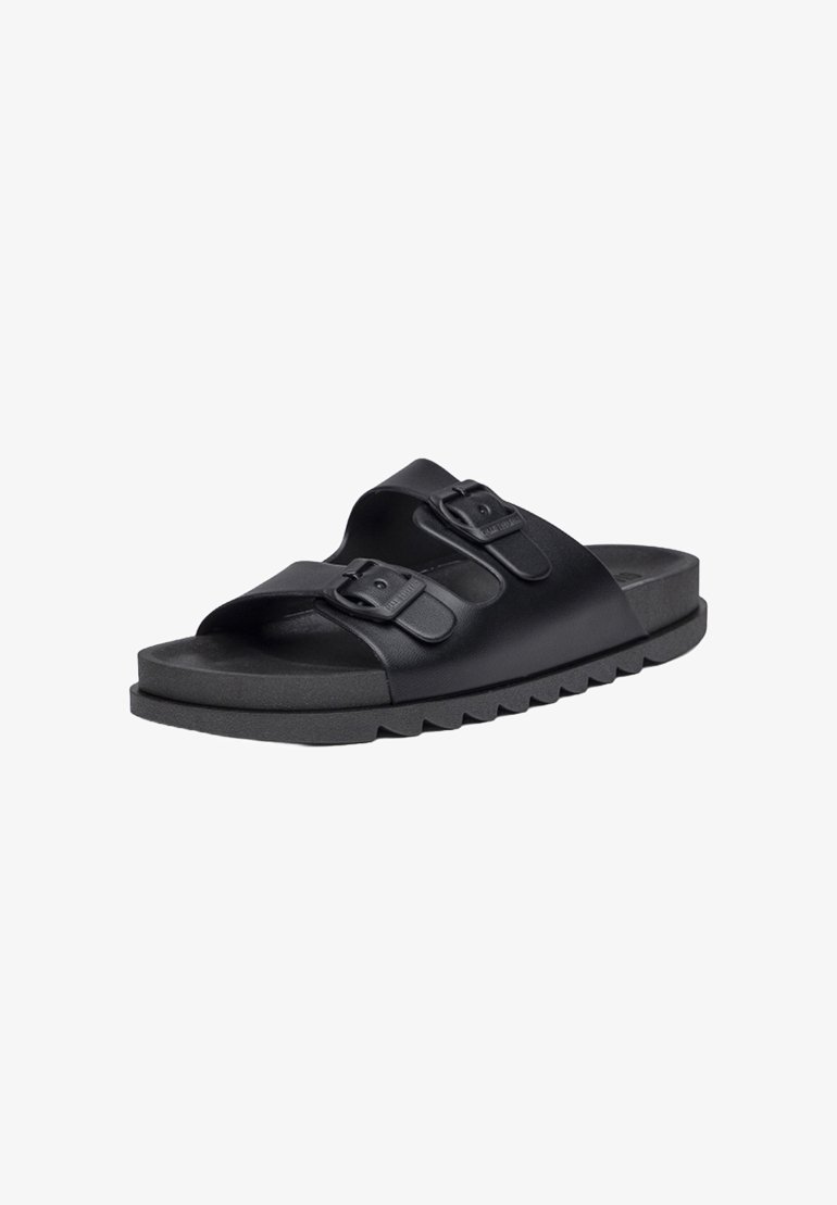 Černé skluzavkové sandály vyrobené z umělého materiálu, s dvěma nastavitelnými popruhy se sponami, texturovanou podrážkou a plochou, širokou stélkou.