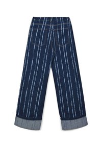 Jeans a vita alta larghi di colore blu scuro con strisce verticali in tie-dye blu chiaro, orli arrotolati e due tasche posteriori con cuciture visibili.