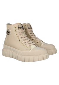 Zapatillas de deporte beige de caña alta con una suela texturizada gruesa, parte delantera con cordones, cuello acolchado, parche de logo y material superior sintético suave.