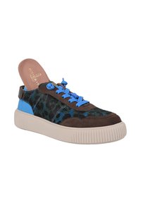 Sneaker con una combinazione di suede marrone e tessuto leopardato blu. Presenta lacci blu, una suola spessa color crema e una soletta imbottita.