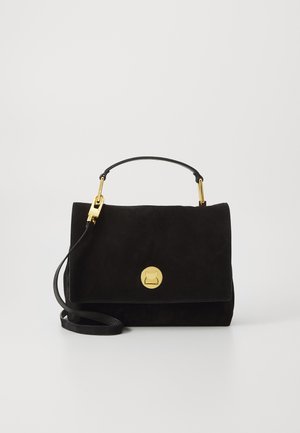 Borsa a tracolla in suede nera con patta pieghevole, dettagli in oro, manico superiore e tracolla rimovibile.