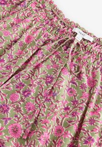 Next REGULAR FIT - SHORT SLEEVE  - Blúz - green pink floral border print