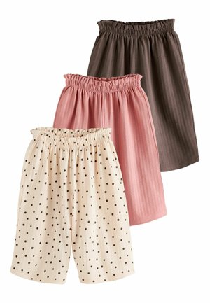 Drei Paar Shorts mit elastischem Bund in Braun, Rosa und Weiß mit schwarzen Punkten, überlappend auf weißem Hintergrund angeordnet.