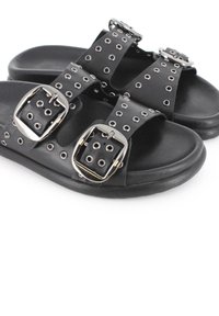 Chanclas negras de material sintético, con dos correas anchas que tienen ojales y hebillas plateadas, plantilla texturizada y suelas planas.