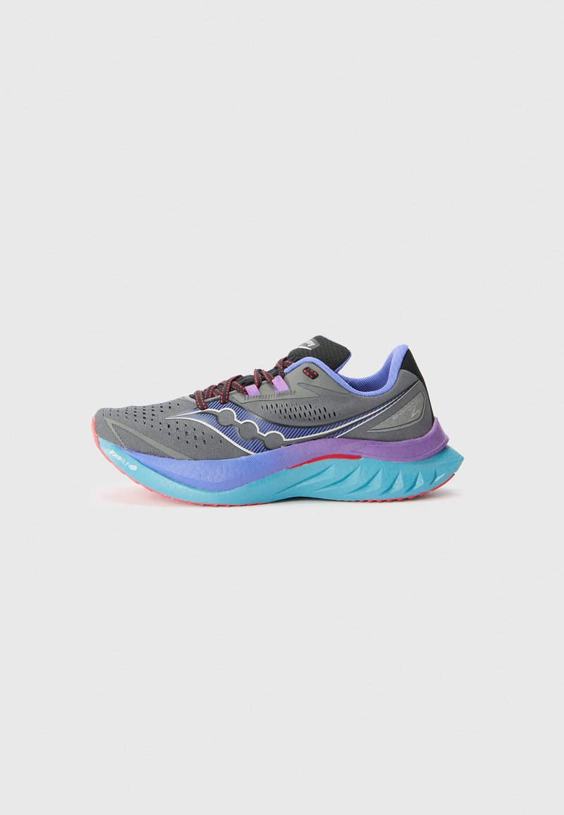 Chaussure de course pour homme avec une tige grise, des accents violets, une maille respirante et une semelle épaisse multicolore avec une semelle texturée.