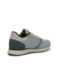 Sneaker mit einer Mischung aus hellblauem, grauem, pinkem und grünem Wildleder. Lederakzente und strukturiertes Mesh. Weiße Schnürsenkel und eine beigefarbene Laufsohle.
