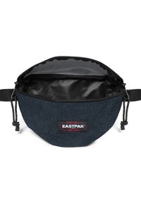 Liten Eastpak-väska i mörk denim med rundad form, svart foder, justerbar dragskoöppning och en logotyp på framsidan.