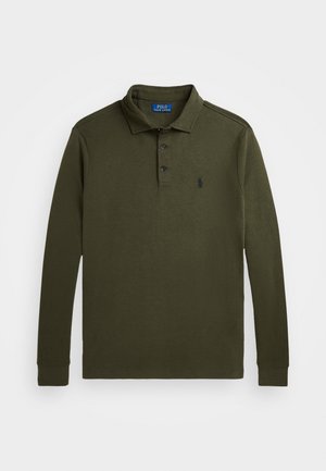 Polo à manches longues de couleur olive fabriqué en tissu doux, avec un col, une patte de boutonnage à trois boutons et un petit logo noir sur la poitrine.