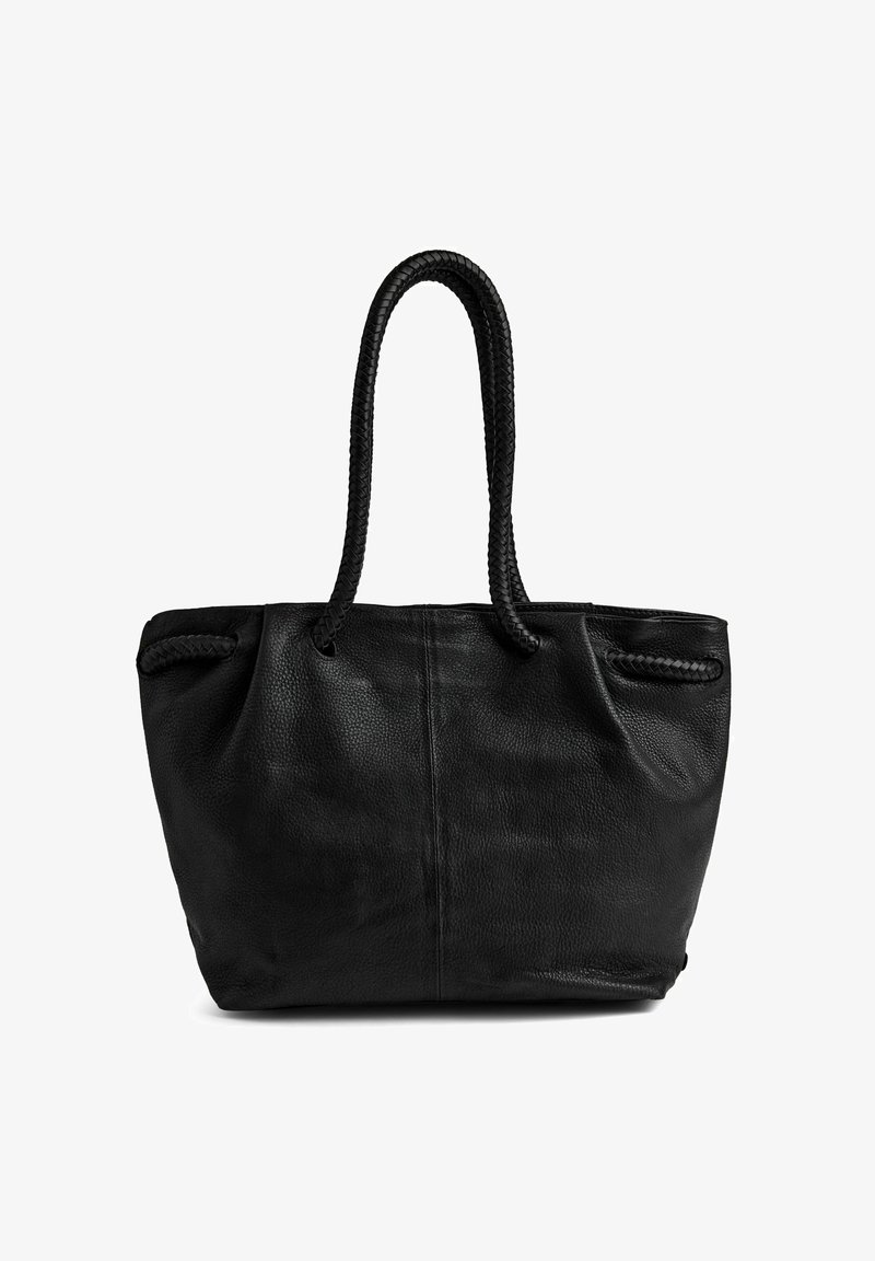 Czarna skórzana torba tote o fakturowanym wykończeniu, z dwoma plecionymi uchwytami i zapięciem na sznurek. Klasyczny design, przestronna wnętrze.