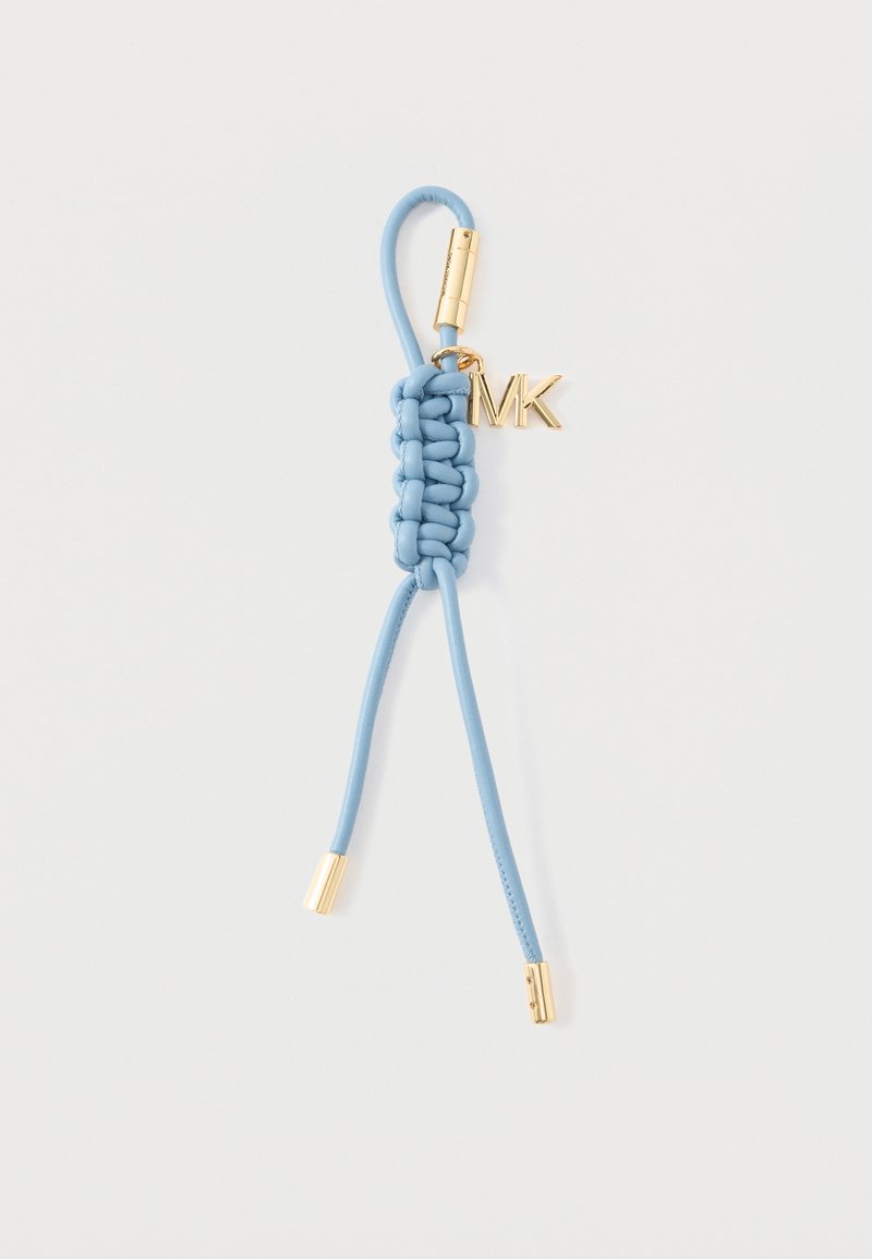 Porte-clés en cuir tressé bleu clair avec embouts métalliques dorés et un charm "MK" doré sur fond blanc.