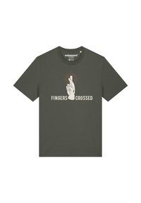 Dunkelgrünes Baumwoll-T-Shirt mit kurzen Ärmeln, das ein Grafikmotiv einer Hand mit gekreuzten Fingern zeigt und darunter den Text "FINGERS CROSSED".
