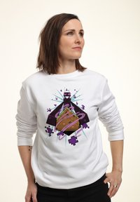 Felpa bianca con un design grafico di una struttura marrone con accenti viola, circondata da elementi digitali e raggi blu.