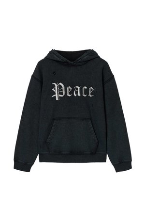 Sudadera negra con capucha y bolsillo frontal, con texto "Peace" en estilo gótico blanco impreso en el pecho, que presenta detalles ligeramente desgastados.