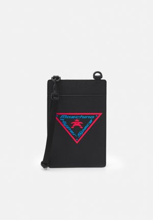 Sort Moschino crossbody-pung med et rødt og blåt trekantet "Hyper Space"-logo og justerbar rem på hvid baggrund.