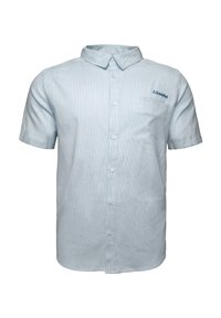 Camisa de manga corta de color azul claro con botonadura frontal, bolsillo y un sutil patrón de rayas. Presenta un cuello y un logo bordado en el pecho.