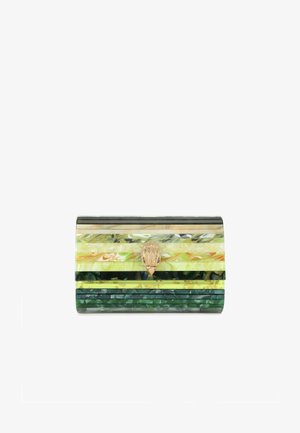 Pochette rectangulaire avec des rayures marbrées horizontales vertes, jaunes et beiges, et un fermoir texturé doré en forme de coquillage.