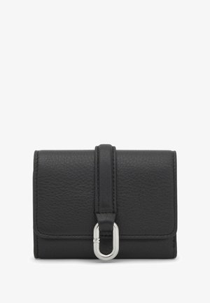 Czarny portfel ze skóry o fakturowanym wykończeniu, ozdobiony metalowym okrągłym elementem, z klapką do składania i kontrastującym przeszyciem. Kompaktowy design.