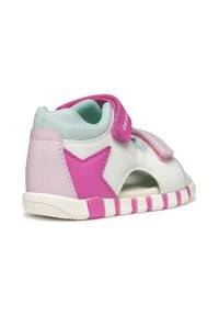 Dziecięce sneakersy w kolorze białym, różowym i miętowym. Posiadają wzór w gwiazdy, regulowany rzep oraz wyściełaną podeszwę. Otwarte boki zapewniają wentylację.