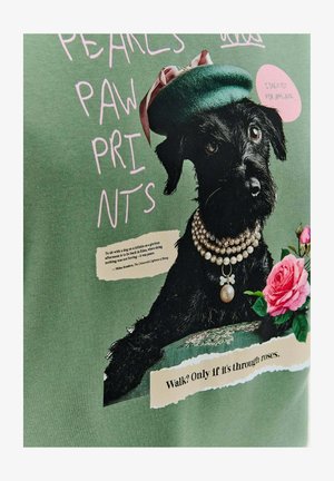Zelená látka s čiernym psom v zelenej barete a perlovým náhrdelníkom, spolu s kvetinovými akcentami a štýlovým textom.