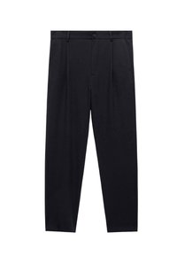 Un pantalon noir à jambes droites avec passants de ceinture, poches latérales et fermeture à bouton à l'avant.