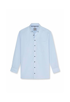 Lichtblauw mannenoverhemd met lange mouwen, button-down kraag, zwarte knopen en een borstzak, plat liggend op een witte achtergrond.