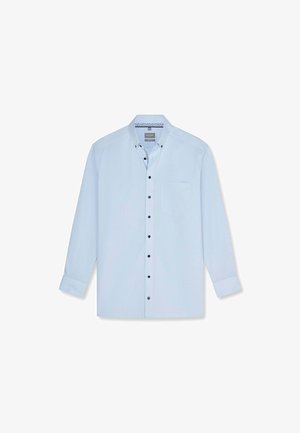 Lichtblauw mannenoverhemd met lange mouwen, button-down kraag, zwarte knopen en een borstzak, plat liggend op een witte achtergrond.