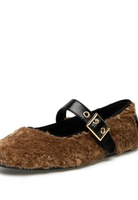 Ballerine di materiale marrone e peloso con una fascia in pelle verniciata nera e dettaglio con fibbia dorata. Suola piatta, punta arrotondata, texture morbida.
