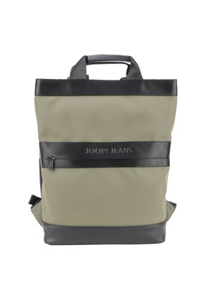 Grüner und schwarzer Rucksack aus strapazierfähigem Material, mit einem auffälligen horizontalen schwarzen Band, Logodetail, seitlichem Reißverschluss und verstellbaren Schulterriemen.