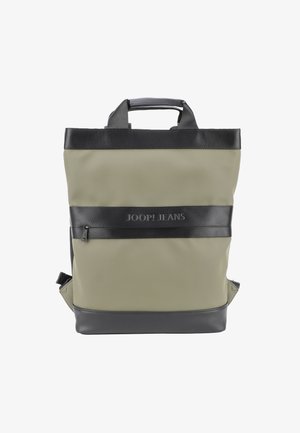 Zaino verde e nero realizzato in materiale resistente, caratterizzato da una prominente fascia nera orizzontale, dettaglio del logo, zip laterale e spallacci regolabili.