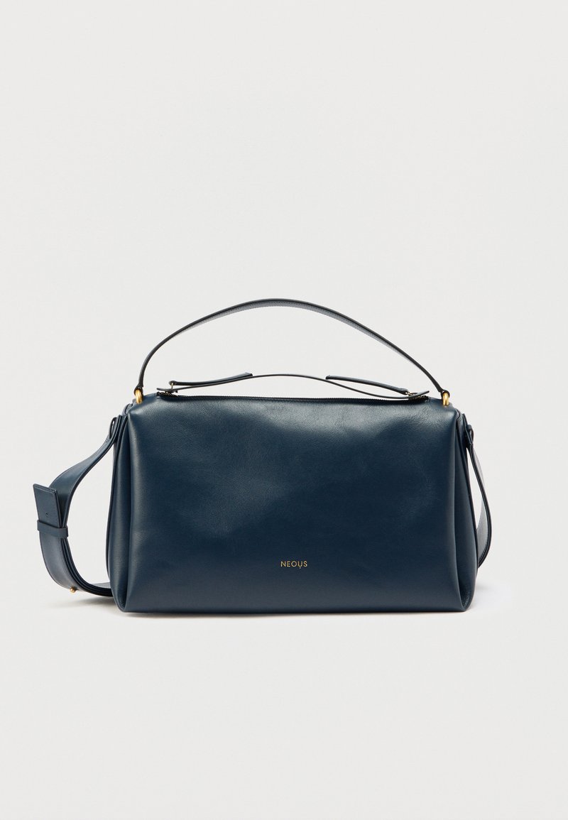 Mørkeblå lædertaske med rektangulært design, udstyret med en aftagelig skulderrem og diskret guldfarvet logo foran.