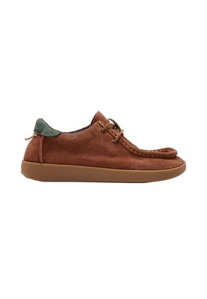 Zapato casual marrón de ante con cordones en la parte delantera, suela de goma, costuras estilo mocasín y detalle verde en el talón.