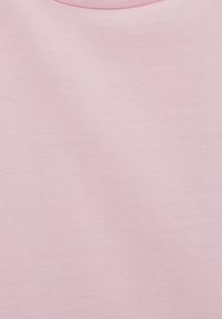 Világos rózsaszín, kerek nyakú póló sima, egyenletes textúrával. Egyszerű kialakítás, minták vagy díszítések nélkül, kontrasztos nyakkivágással.