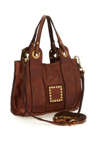 Borsa a tracolla in pelle marrone con doppio manico, tracolla rimovibile e borchie dorate che circondano un'etichetta con il marchio sul davanti.