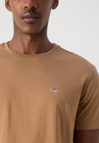 GANT PRINTED ARCHIVE SHIELD - T-shirt basique - roasted walnut