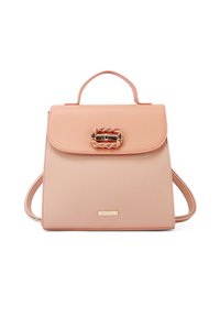 Borsa a tracolla color pesca con un design strutturato, texture liscia, manico superiore e chiusura in tono oro con motivo intrecciato. Include una tracolla.