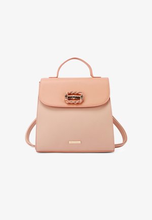 Borsa a tracolla color pesca con un design strutturato, texture liscia, manico superiore e chiusura in tono oro con motivo intrecciato. Include una tracolla.