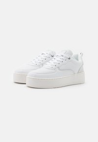 Sneaker bianche con tomaia in pelle liscia, punta arrotondata e suola platform. Presentano lacci, cuciture sottili e un piccolo tirante sul retro.