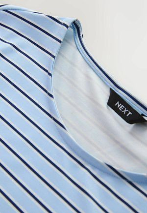 Lyseblå t-shirt med horisontale marineblå og hvide striber, rund hals og en glat tekstur. Etiketten siger "NEXT."