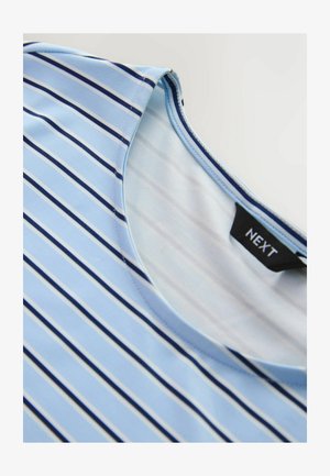 Világoskék póló vízszintes sötétkék és fehér csíkokkal, kerek nyakkivágással és sima textúrával. A címkén a "NEXT" felirat olvasható.